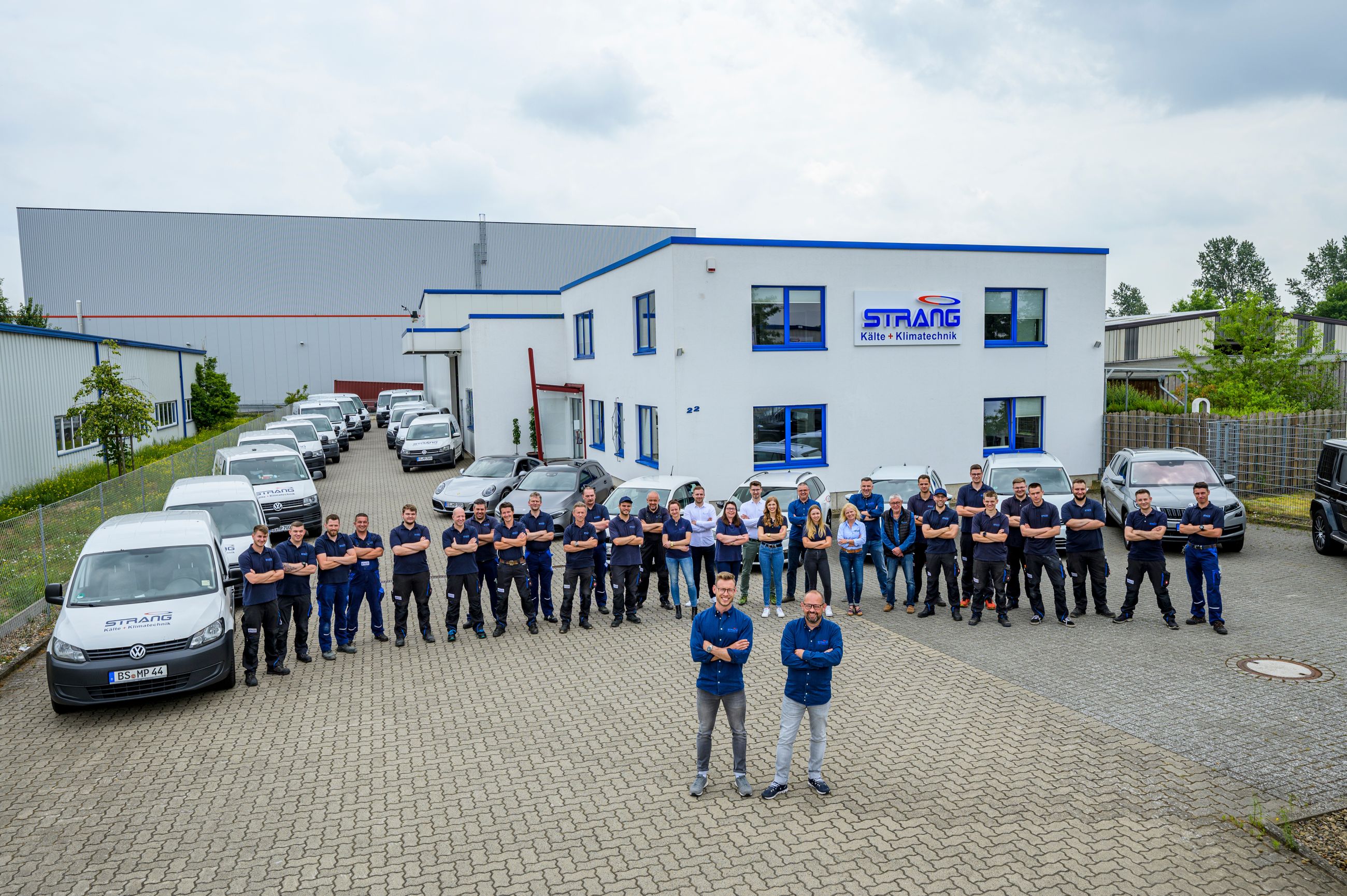 Strang-Mannschaft mit Servicefahrzeug-Flotte vor dem Hauptsitz Pillmannstraße in Braunschweig